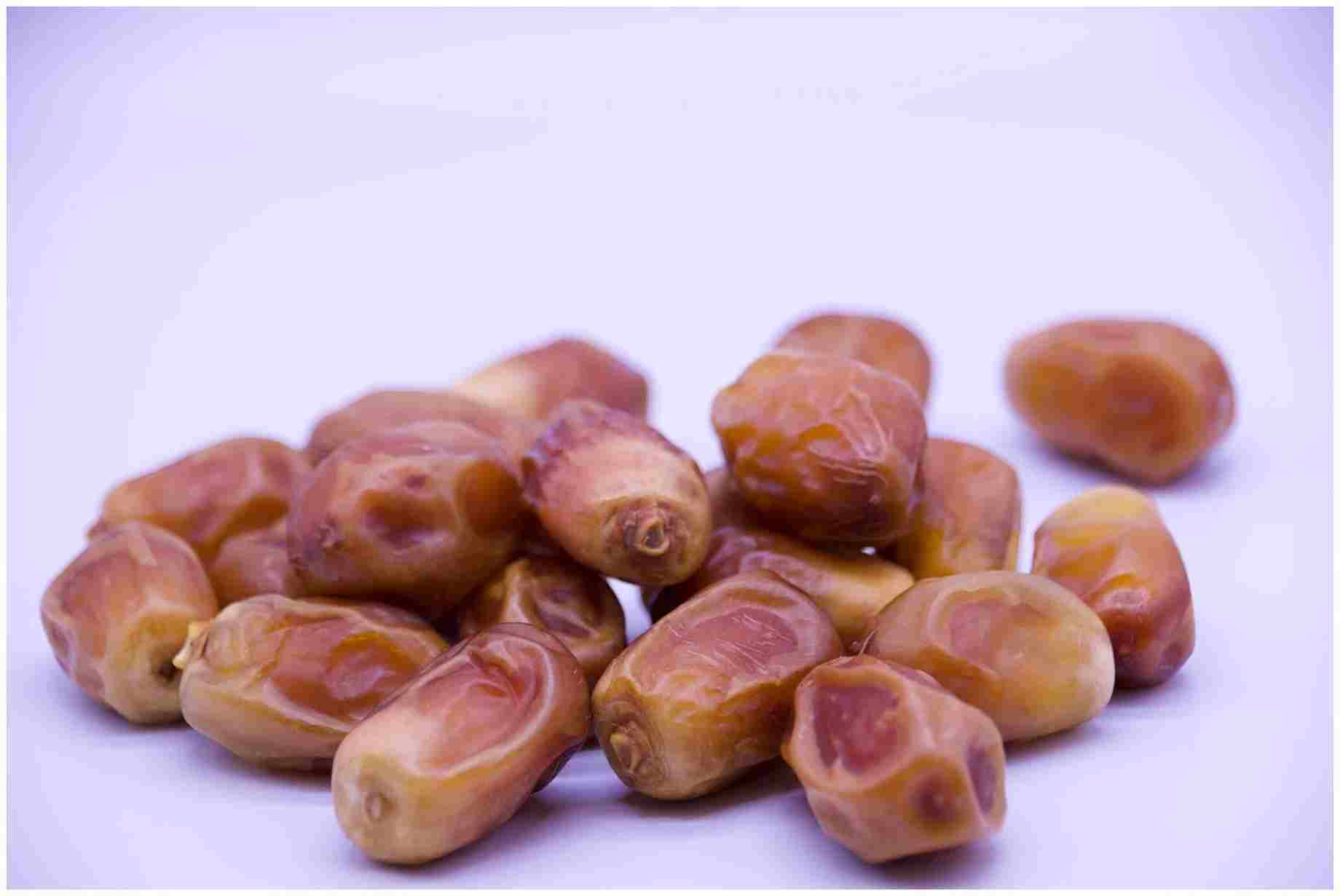 خرما زاهدی تازه با رنگ روشن و ماندگاری مطلوب